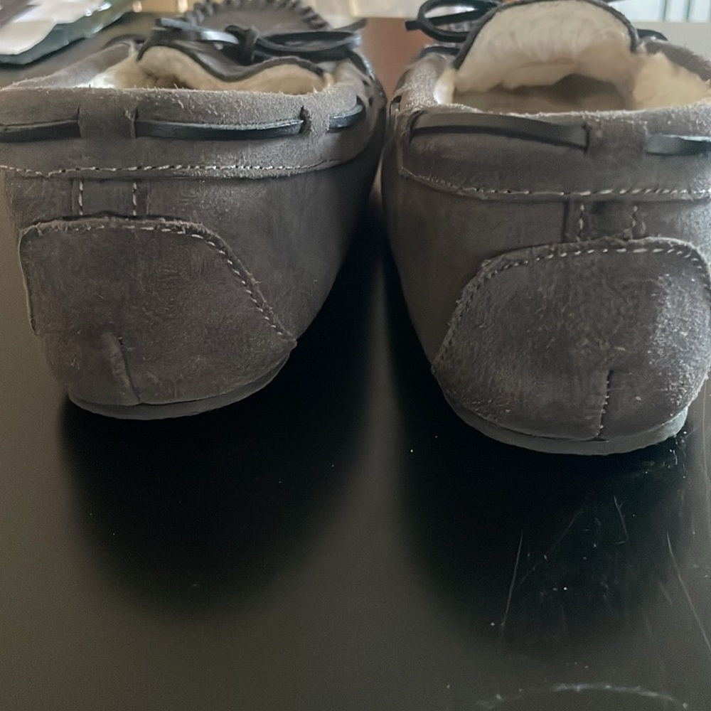 Minnetonka Grey Moccasin Shoe Sz 7 Leather Tie Exterior Side Front Sherpa Lining - Picture 13 of 13